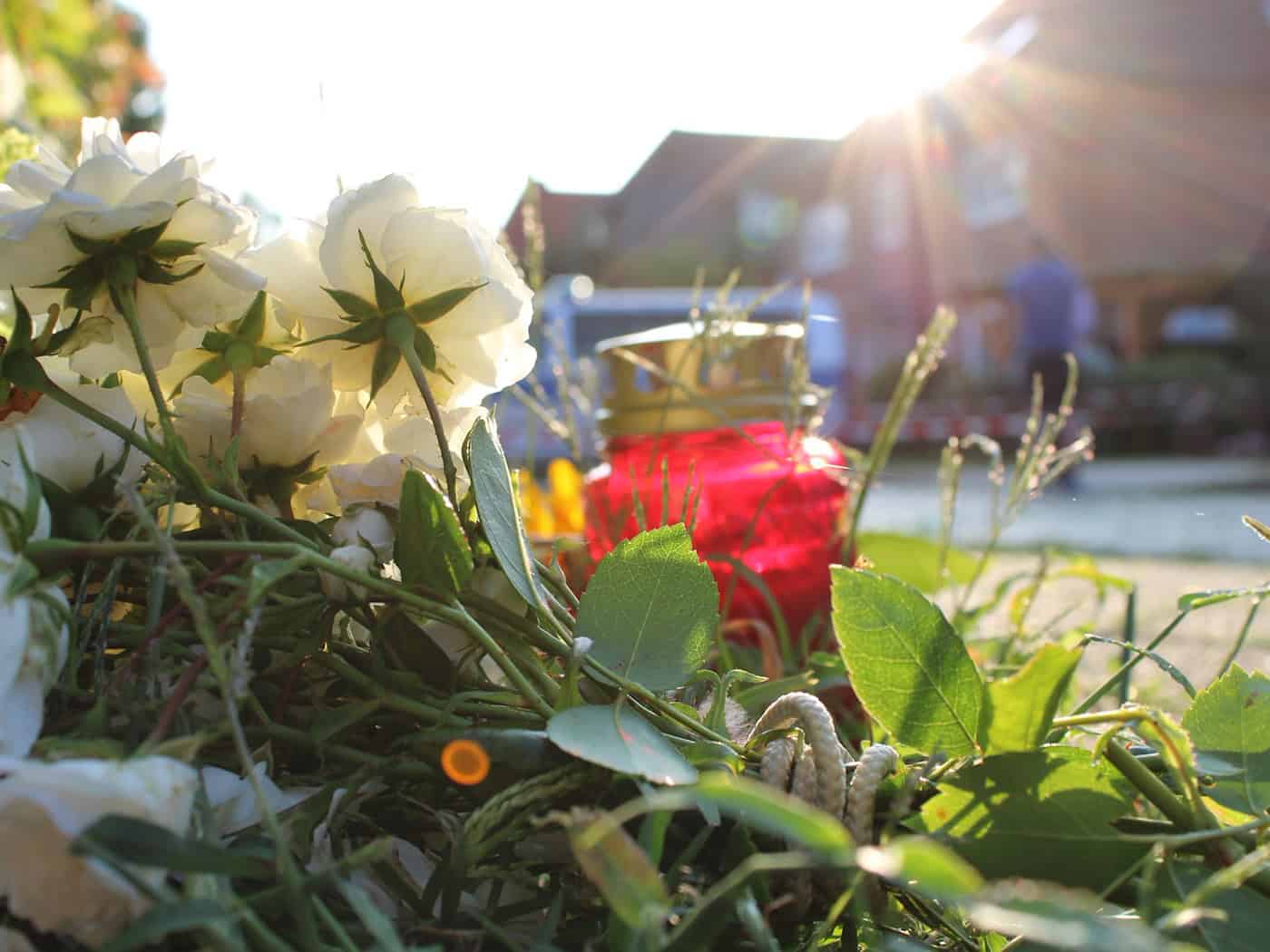 In der Nähe des Tatorts wurden Blumen und Kerzen niedergelegt. / Foto: Kai Moorschlatt/dpa