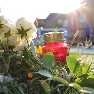 In der Nähe des Tatorts wurden Blumen und Kerzen niedergelegt. / Foto: Kai Moorschlatt/dpa