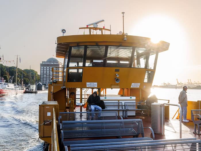 Nahverkehr mit Hafenblick - Hamburgs beliebteste Fährlinien sollen an den Wochenenden verstärkt werden. (Archivbild) / Foto: Markus Scholz/dpa