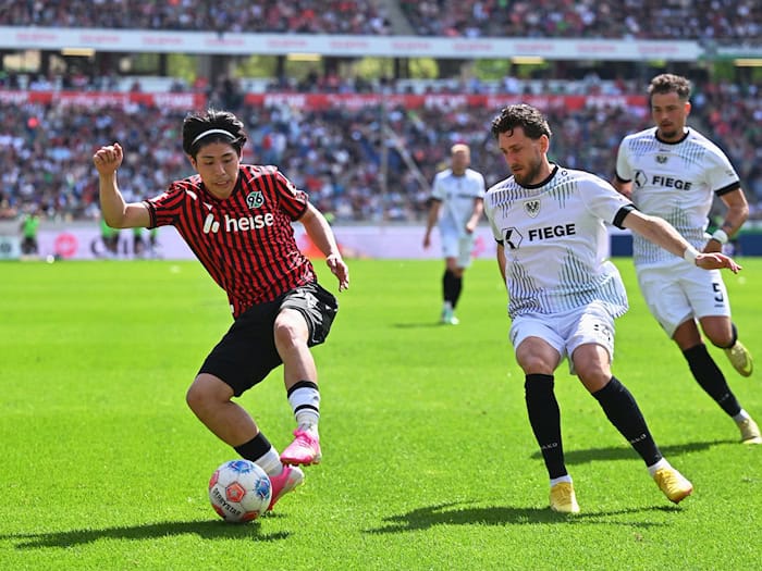 Daisuke Yokota (l) bleibt bei Hannover 96. (Archivbild) / Foto: Swen Pförtner/dpa