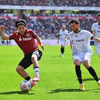 Daisuke Yokota (l) bleibt bei Hannover 96. (Archivbild) / Foto: Swen Pförtner/dpa