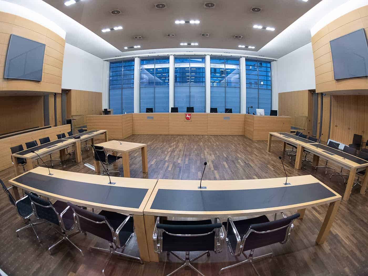 Blick in einen Saal im Landgericht Braunschweig. Dort beginnt ein Prozess um jahrelange Misshandlungen in einem Pflegeheim. (Symbolbild) / Foto: Swen Pförtner/dpa