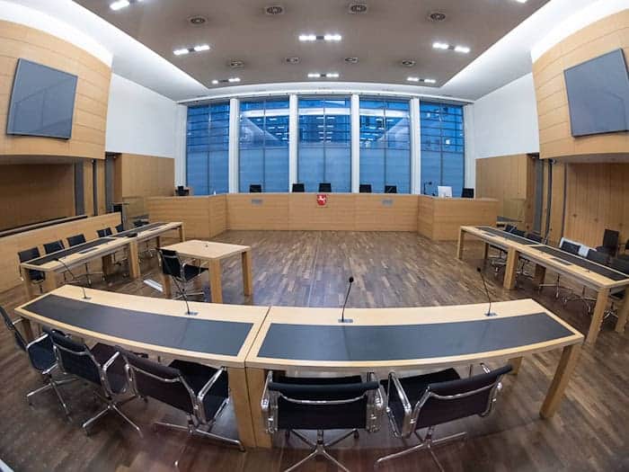 Blick in einen Saal im Landgericht Braunschweig. Dort beginnt ein Prozess um jahrelange Misshandlungen in einem Pflegeheim. (Symbolbild) / Foto: Swen Pförtner/dpa