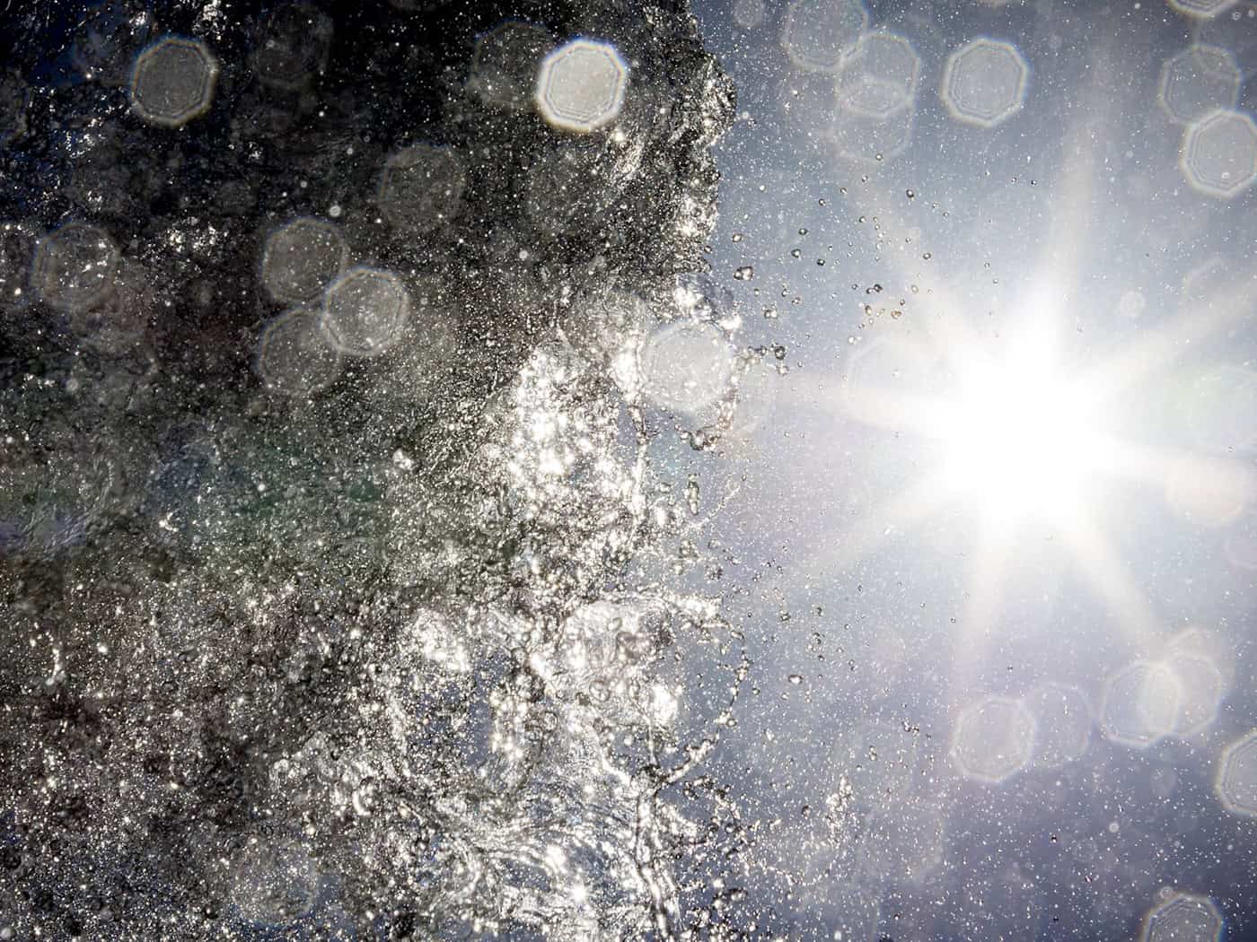 Die Hitzewelle hat viele Auswirkungen: Es gibt Badetote, aufgeplatzte Fahrbahnen, starke Gewitter und eine erhöhte Waldbrandgefahr. / Foto: Moritz Frankenberg/dpa