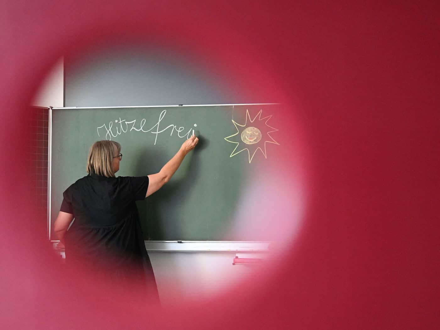 Immer mehr Schulen in Niedersachsen reagieren auf die Hitze. (Symbolbild) / Foto: Bernd Weißbrod/dpa