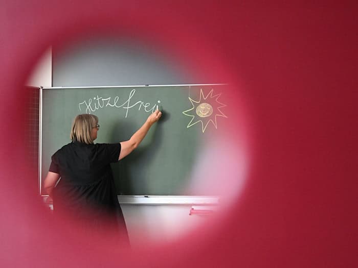Immer mehr Schulen in Niedersachsen reagieren auf die Hitze. (Symbolbild) / Foto: Bernd Weißbrod/dpa