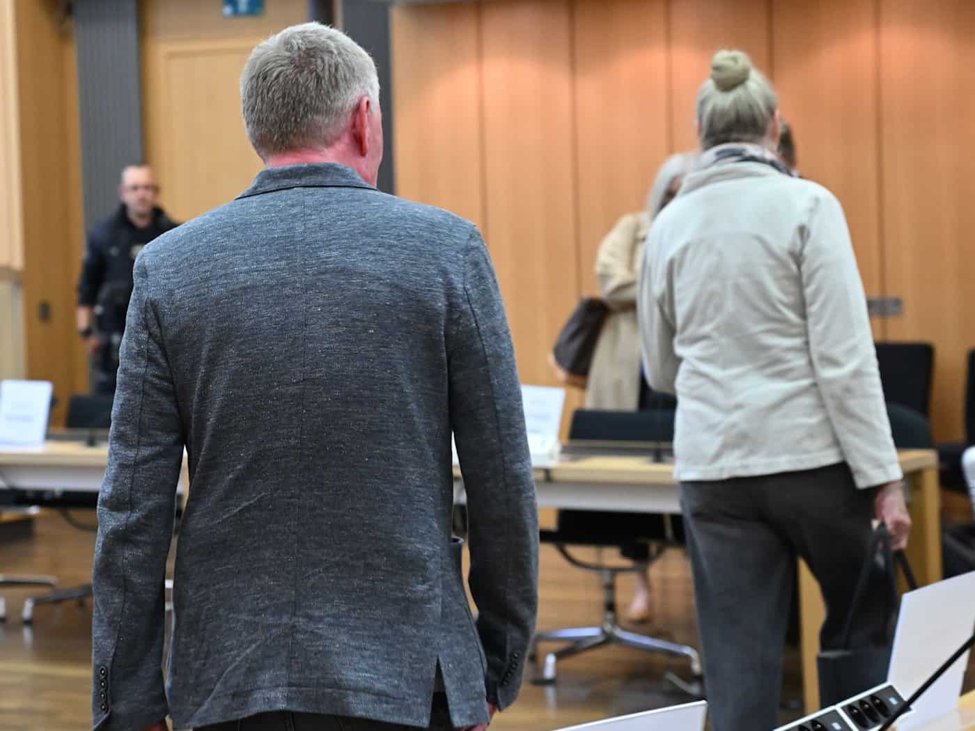 Zum Prozessauftakt vor dem Landgericht Braunschweig benötigte der Staatsanwalt zwei Stunden für die Verlesung der Vorwürfe.  / Foto: Julian Stratenschulte/dpa
