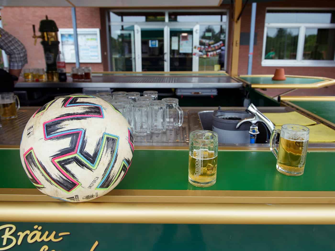 Nach härteren Zeiten durch weniger Konsum und steigende Preise blicken Bierproduzenten mit Spannung auf den Sommer und die Fußball-WM. (Symbolbild) / Foto: Gregor Fischer/dpa