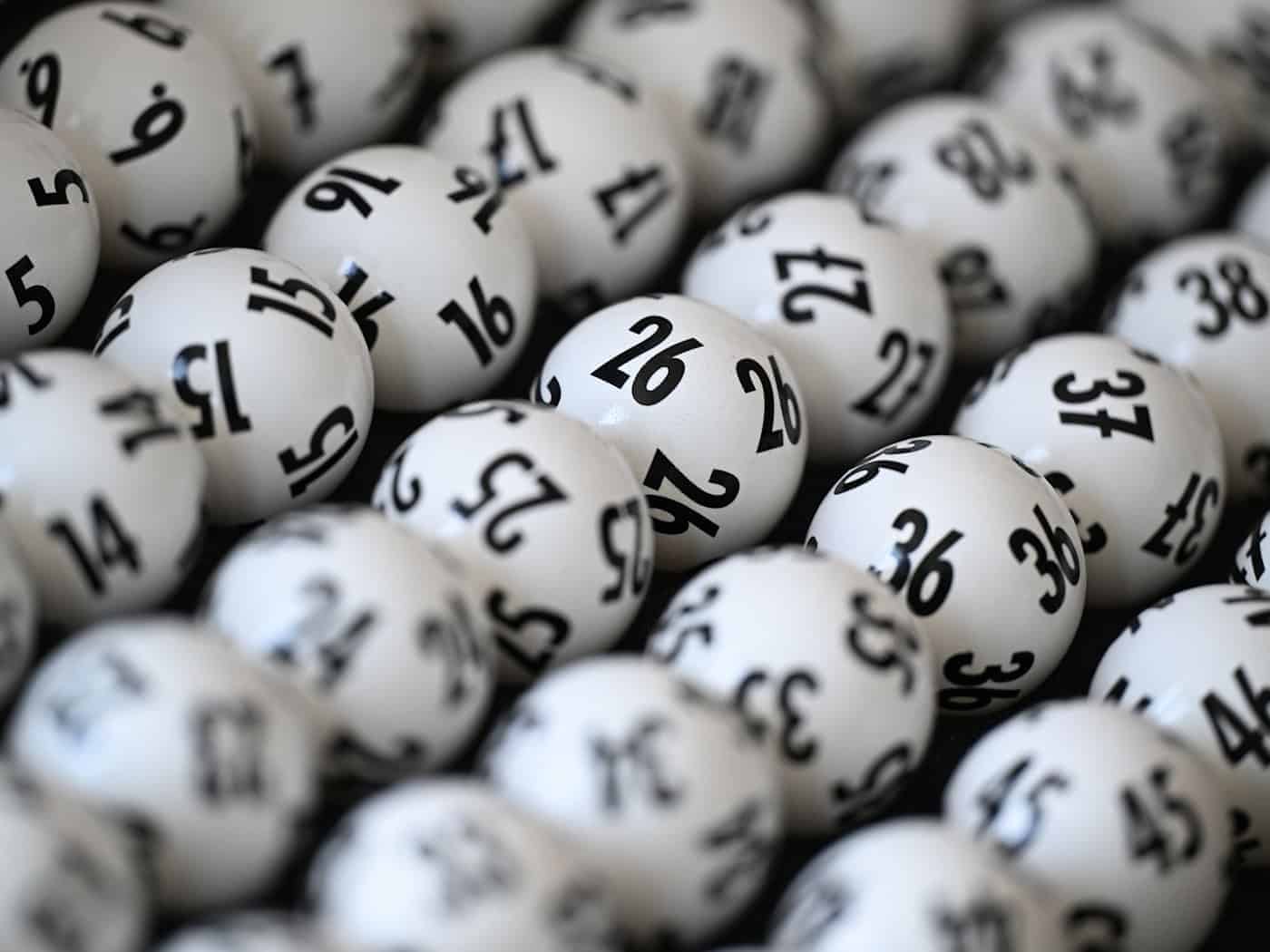Mit sechs Richtigen zum Lottomillionär zu werden, davon träumen viele, trotz geringer Chancen. (Symbolbild)  / Foto: Arne Dedert/dpa
