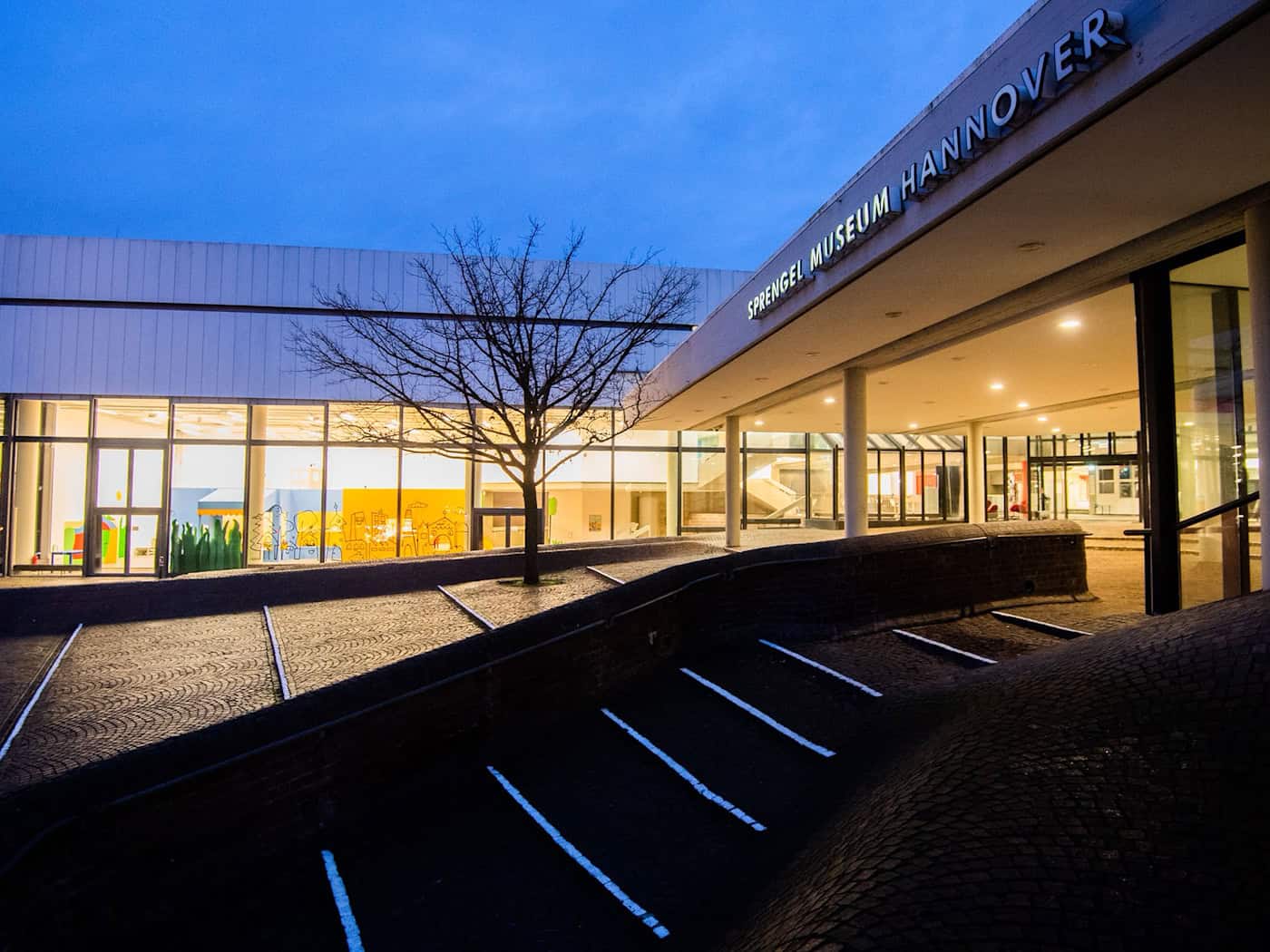 Im Sprengel Museum ist die Ausstellung «Colorful Threads. From Line to Action» vom 14. Juni bis zum 27. September zu sehen. Weitere Stationen sind das Museum Wilhelm Busch, der Niedersächsische Landtag und Räume des Vereins Feinkunst. (Symbolbild) / Foto: Julian Stratenschulte/dpa