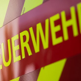 Polizei und Feuerwehr waren vor Ort, um den Wal aus dem Watt zu bergen.  (Symbolbild) / Foto: Marijan Murat/dpa