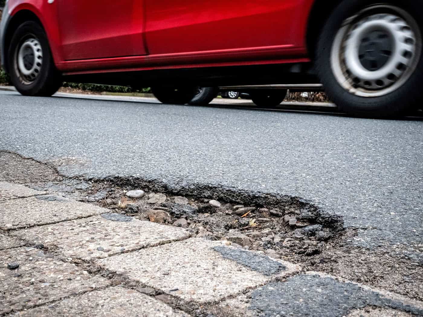 Schlaglöcher sind oft sichtbare Folgen knapper Kassen. Viele Kommunen kämpfen mit hohen Investitionsbedarfen. (Symbolbild) / Foto: Sina Schuldt/dpa