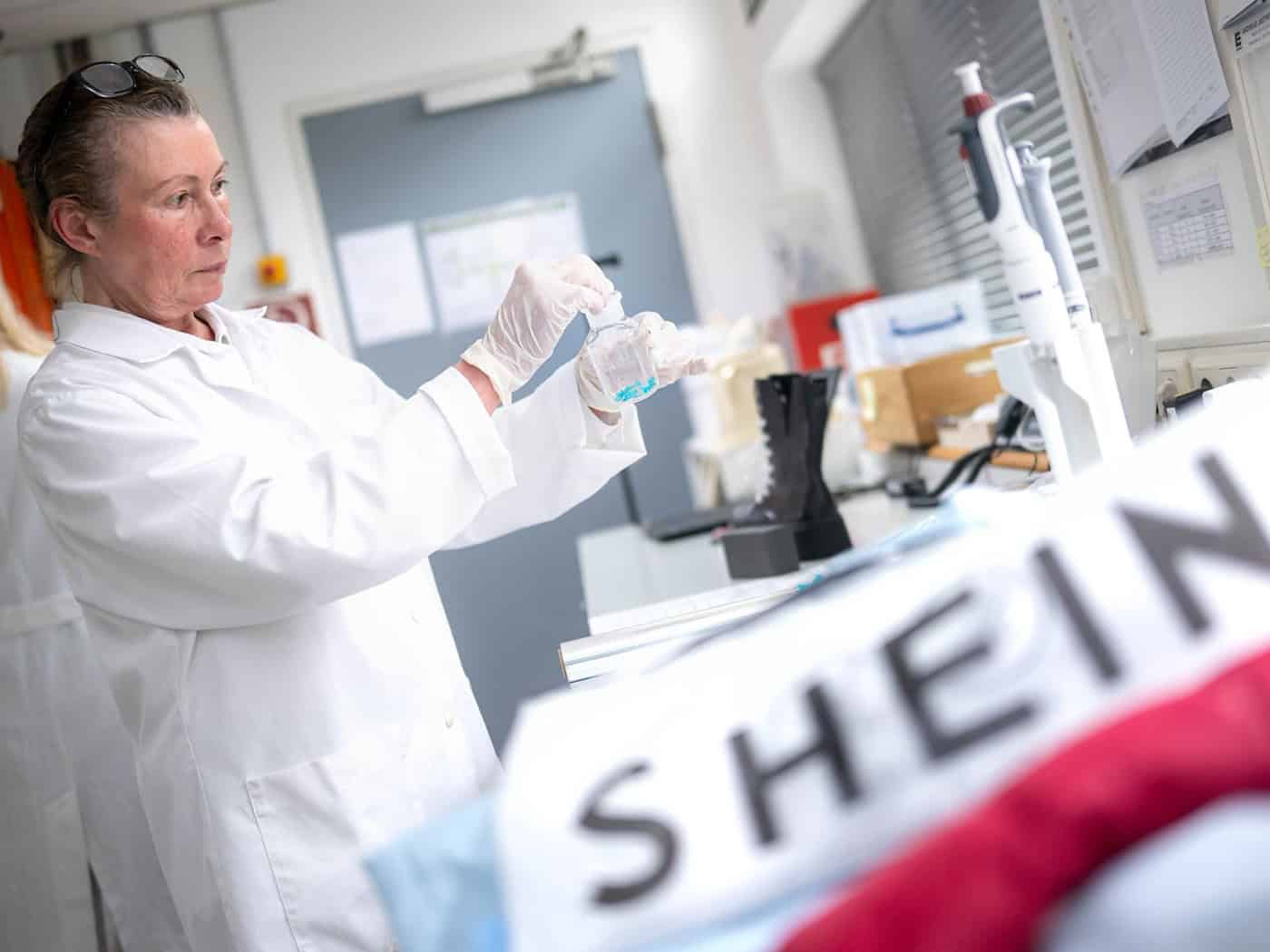 Die Deutsche Umwelthilfe hat Kleidung von Shein beim Bremer Umweltinstitut testen lassen. / Foto: Sina Schuldt/dpa