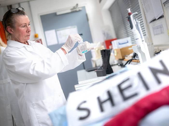 Die Deutsche Umwelthilfe hat Kleidung von Shein beim Bremer Umweltinstitut testen lassen. / Foto: Sina Schuldt/dpa