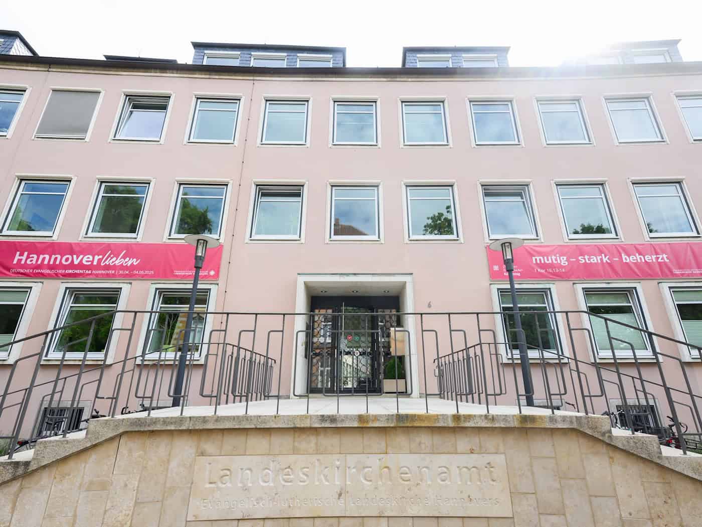 Blick auf das Landeskirchenamt der Evangelisch-lutherischen Landeskirche Hannovers. Die Aufarbeitung sexualisierter Gewalt ist hier seit langem ein kontroverses Thema. (Symbolbild) / Foto: Julian Stratenschulte/dpa