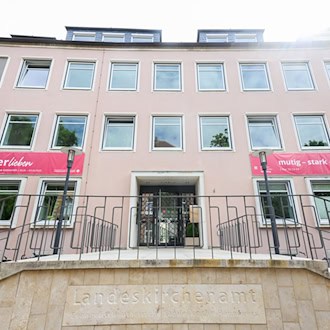 Blick auf das Landeskirchenamt der Evangelisch-lutherischen Landeskirche Hannovers. Die Aufarbeitung sexualisierter Gewalt ist hier seit langem ein kontroverses Thema. (Symbolbild) / Foto: Julian Stratenschulte/dpa