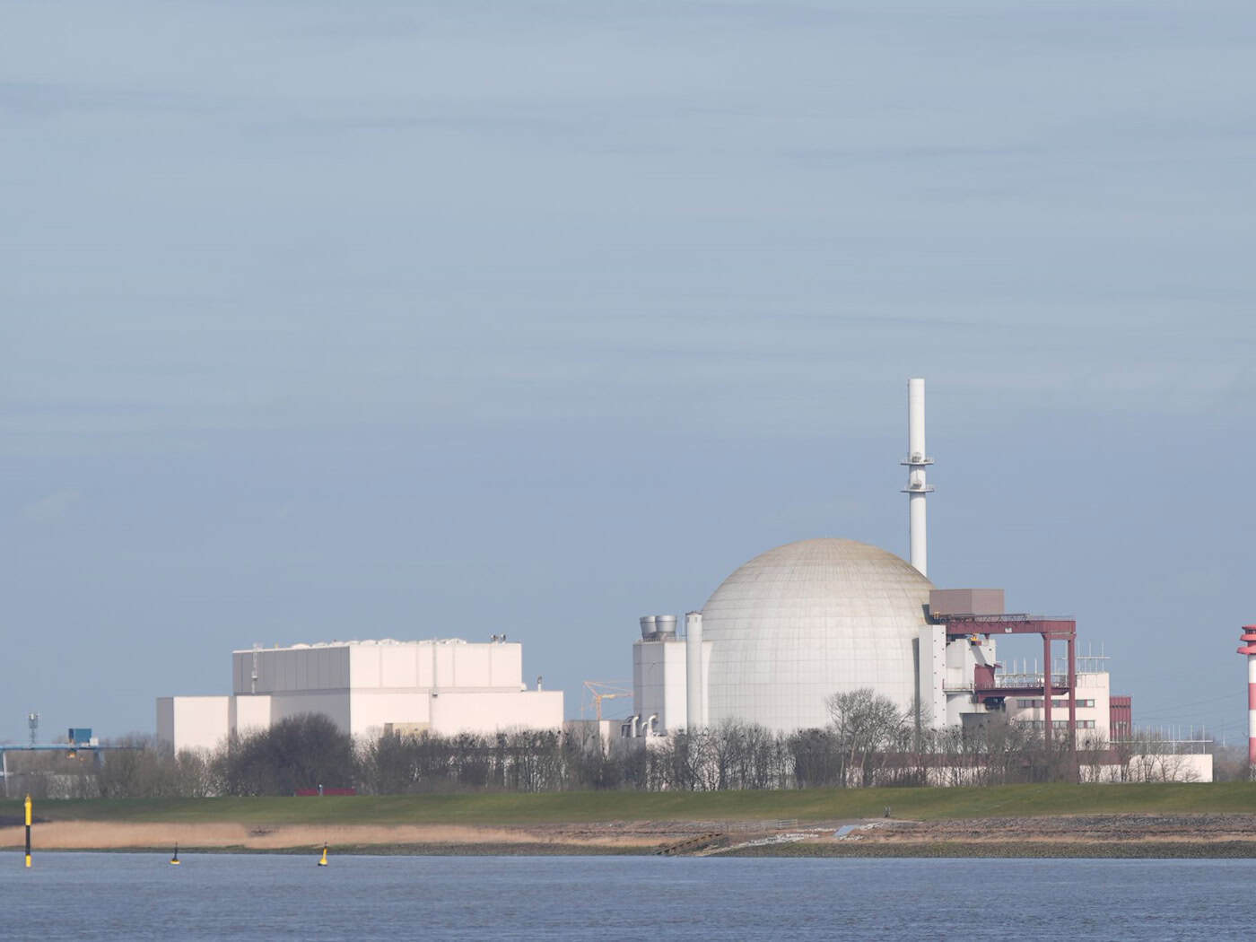 Mitte Juni soll der Castor-Transport das stillgelegte AKW Brokdorf erreichen. (Archivbild) / Foto: Marcus Brandt/dpa
