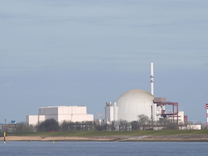 Mitte Juni soll der Castor-Transport das stillgelegte AKW Brokdorf erreichen. (Archivbild) / Foto: Marcus Brandt/dpa