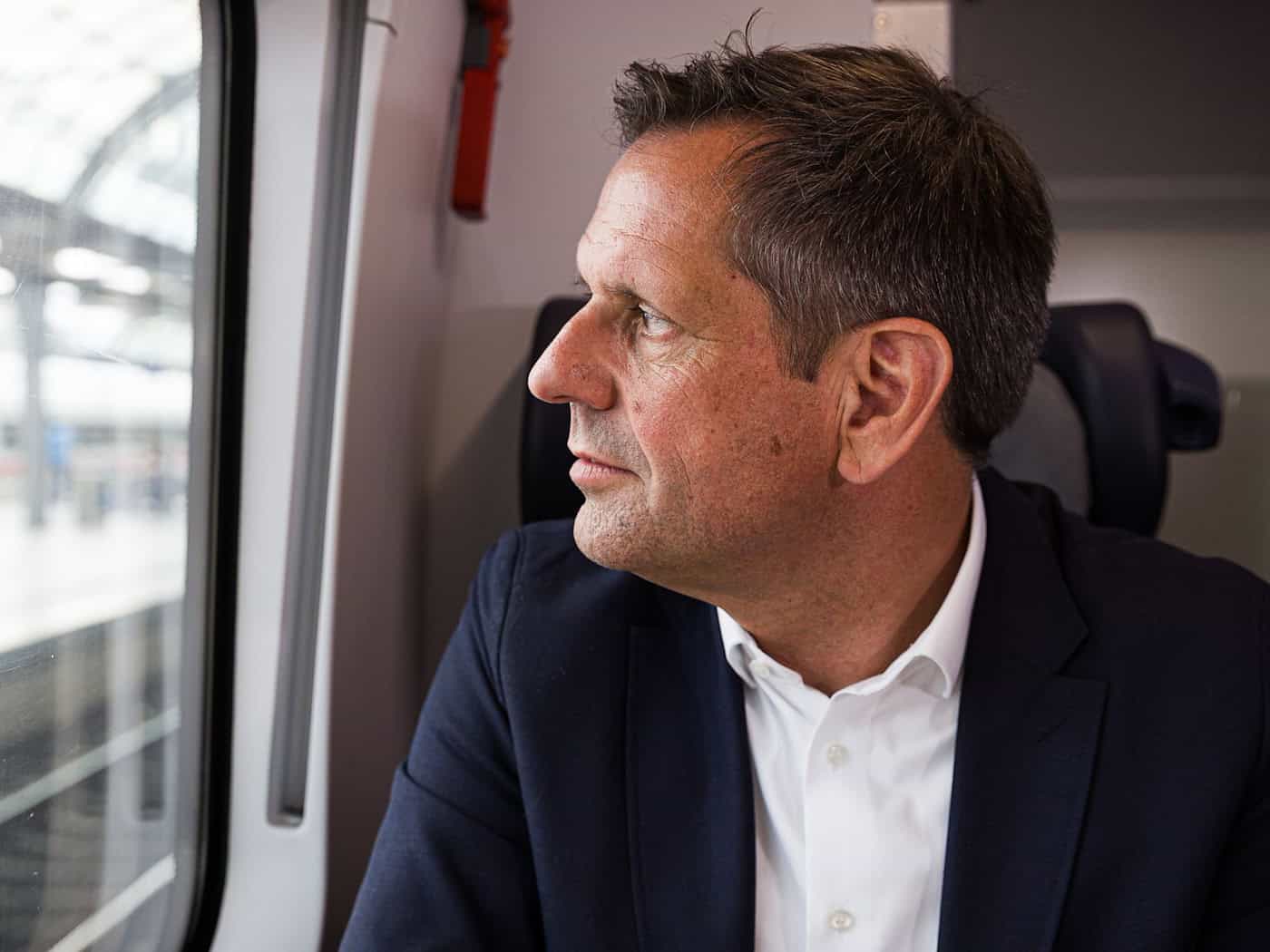 Regierungschef Lies blickt bei einer Zugfahrt von Hannover nach Berlin aus dem Fenster. / Foto: Moritz Frankenberg/dpa