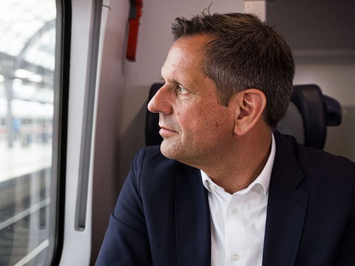 Regierungschef Lies blickt bei einer Zugfahrt von Hannover nach Berlin aus dem Fenster. / Foto: Moritz Frankenberg/dpa