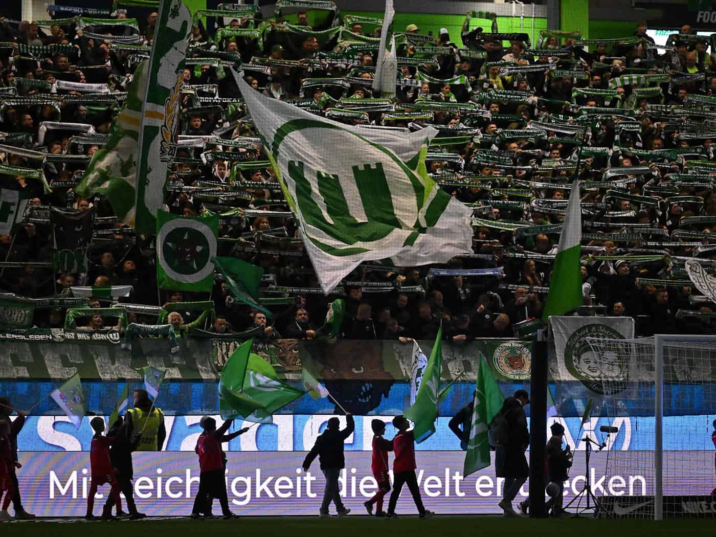 Düstere Zeiten beim VfL Wolfsburg: Erstmals seit 1996/97 spielt der Verein zweitklassig. (Archivbild) / Foto: Swen Pförtner/dpa