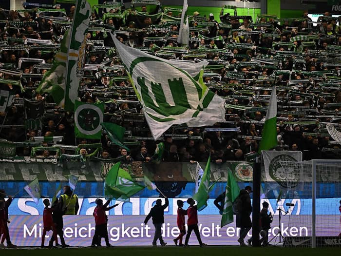 Düstere Zeiten beim VfL Wolfsburg: Erstmals seit 1996/97 spielt der Verein zweitklassig. (Archivbild) / Foto: Swen Pförtner/dpa