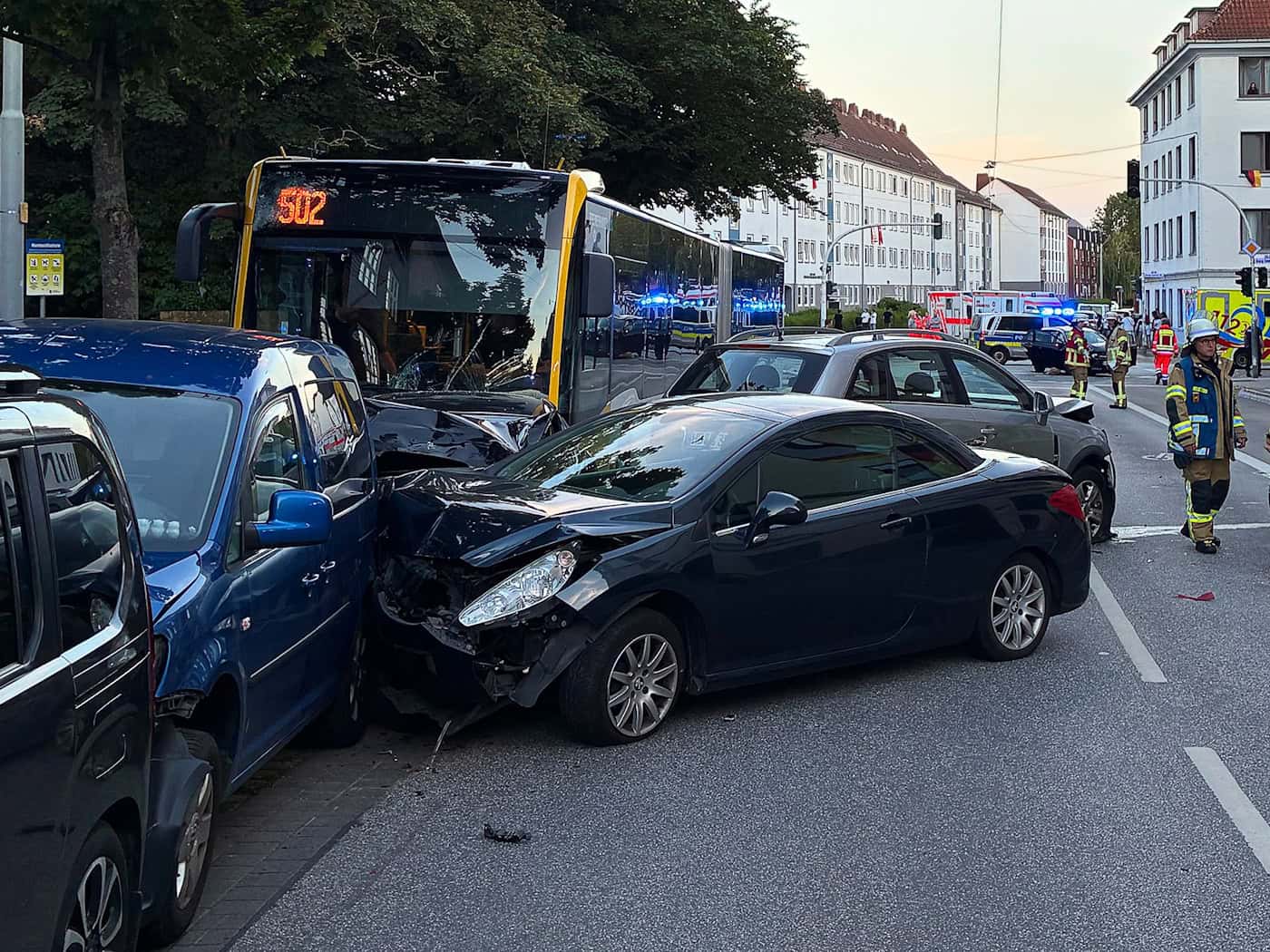 Bei dem Unfall wurden mehrere Fahrzeuge beschädigt - die Passagiere im Bus hatten Glück im unglück.  / Foto: -/Feuerwehr Bremerhaven/dpa