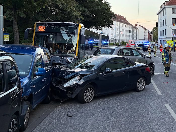 Bei dem Unfall wurden mehrere Fahrzeuge beschädigt - die Passagiere im Bus hatten Glück im unglück.  / Foto: -/Feuerwehr Bremerhaven/dpa