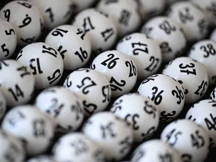 Seit 24 Ziehungen bleibt der Lotto-Jackpot unberührt. (Symbolbild) / Foto: Arne Dedert/dpa