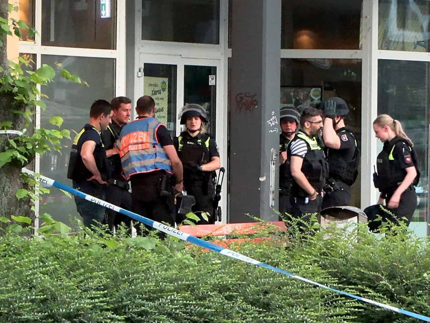 Die Polizei rückte mit einem Großaufgebot in die Innenstadt aus und sperrte den Bereich um den Tatort weiträumig ab.  / Foto: Sebastian Peters/News5/dpa