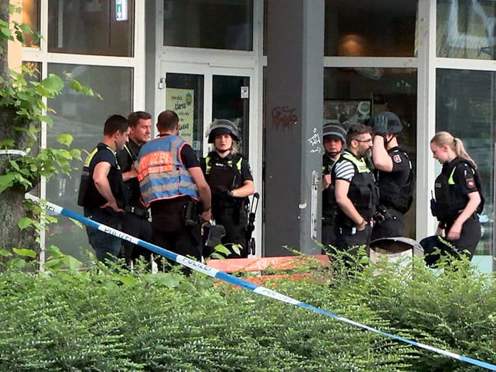 Die Polizei rückte mit einem Großaufgebot in die Innenstadt aus und sperrte den Bereich um den Tatort weiträumig ab.  / Foto: Sebastian Peters/News5/dpa