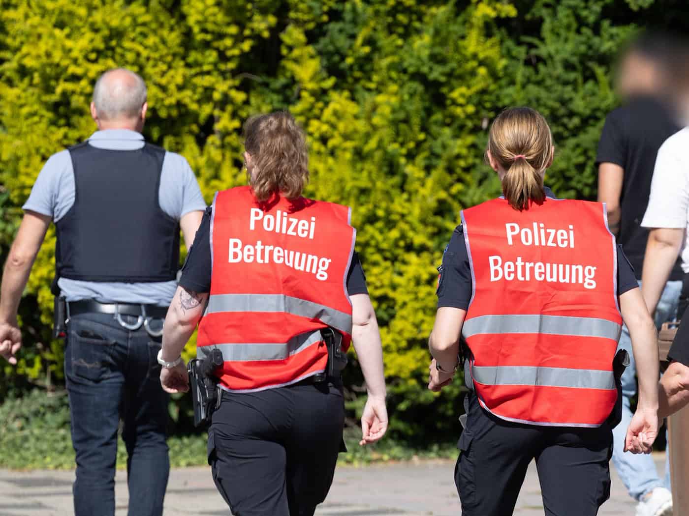 Polizeibeamte betreuen Angehörige. / Foto: Ulrich Perrey/dpa