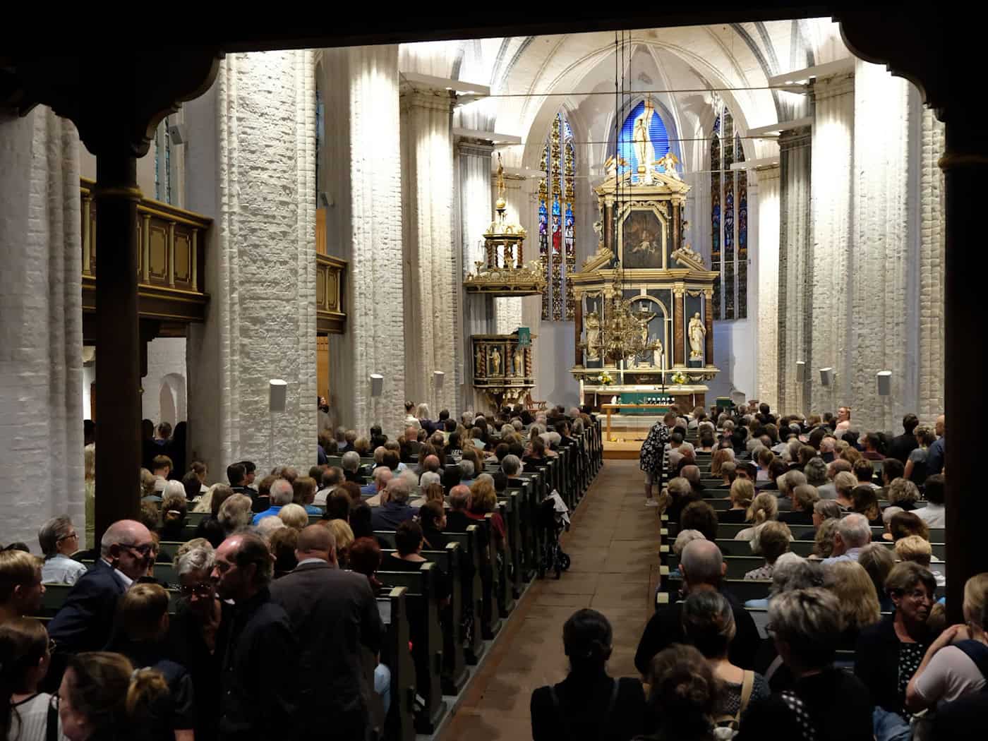 Trauernde bei einer Andacht für die Todesopfer von Stade.  / Foto: Carsten Neff/dpa