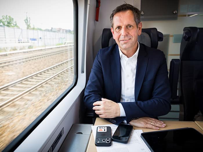 Olaf Lies beim Interview in einem 1.-Klasse-Abteil im ICE von Hannover nach Berlin. / Foto: Moritz Frankenberg/dpa