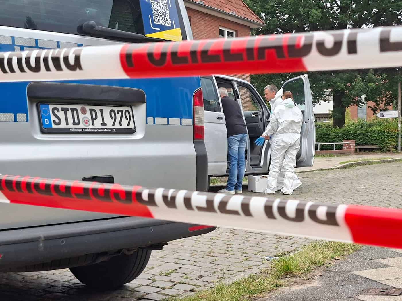 Die Ermittler sind derzeit damit beschäftigt, umfangreiche Tatortaufnahmen und -vermessungen durchzuführen. / Foto: Kai Moorschlatt/dpa