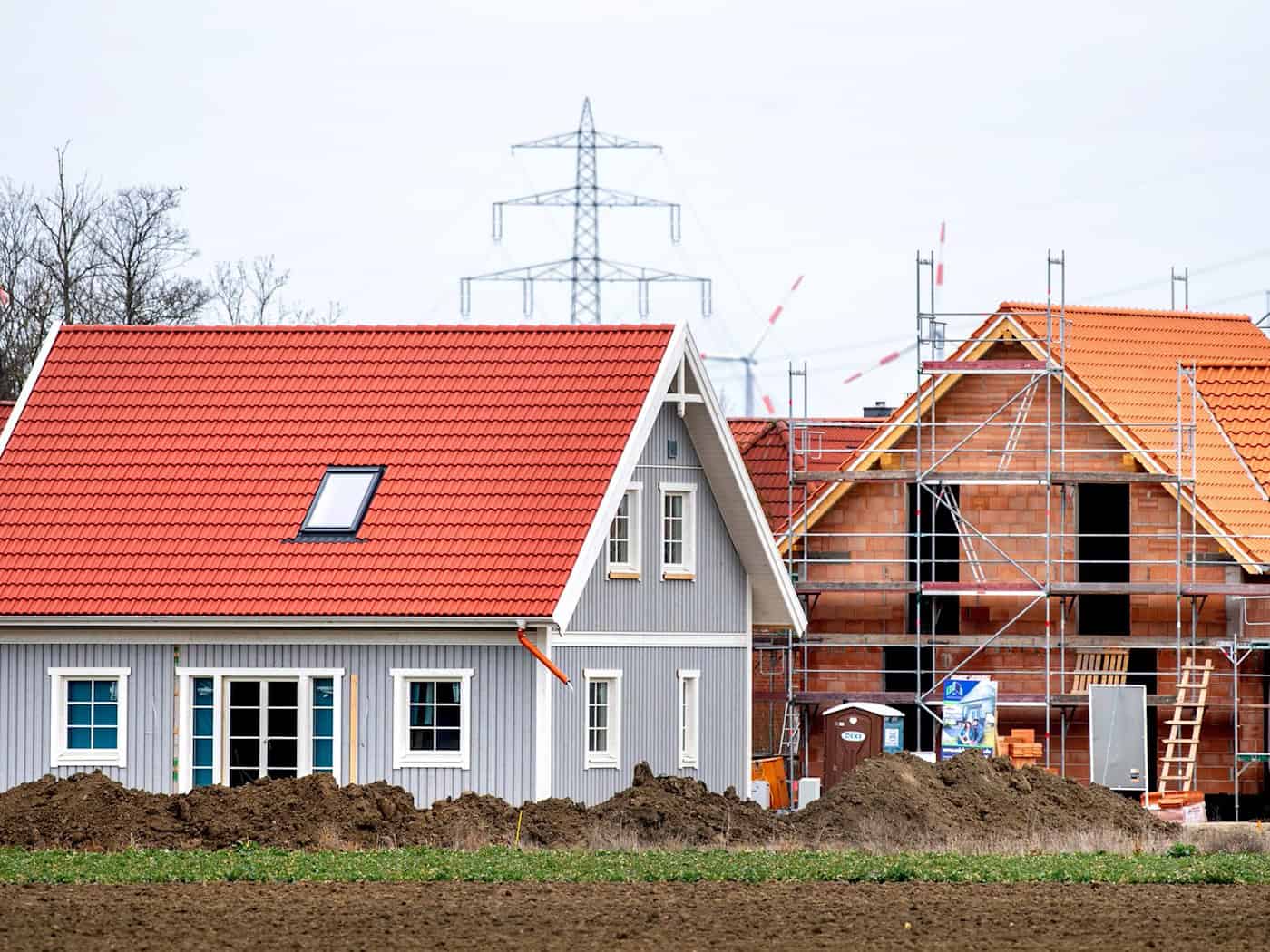 Fällig wird die Grundsteuer für Grundstückseigentümer – sie können die Forderung aber an Mieter und Pächter weiterreichen. (Symbolbild) / Foto: Hauke-Christian Dittrich/dpa