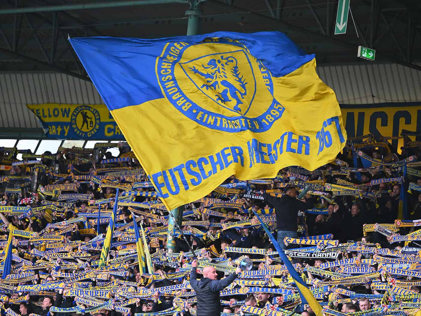 Fans von Eintracht Braunschweig. (Archivbild) / Foto: Swen Pförtner/dpa