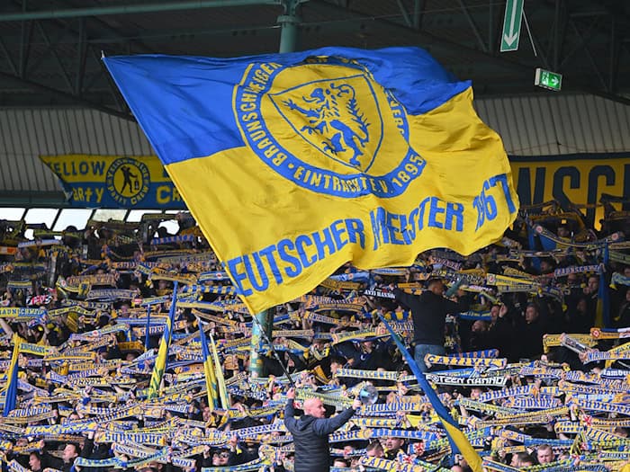 Fans von Eintracht Braunschweig. (Archivbild) / Foto: Swen Pförtner/dpa