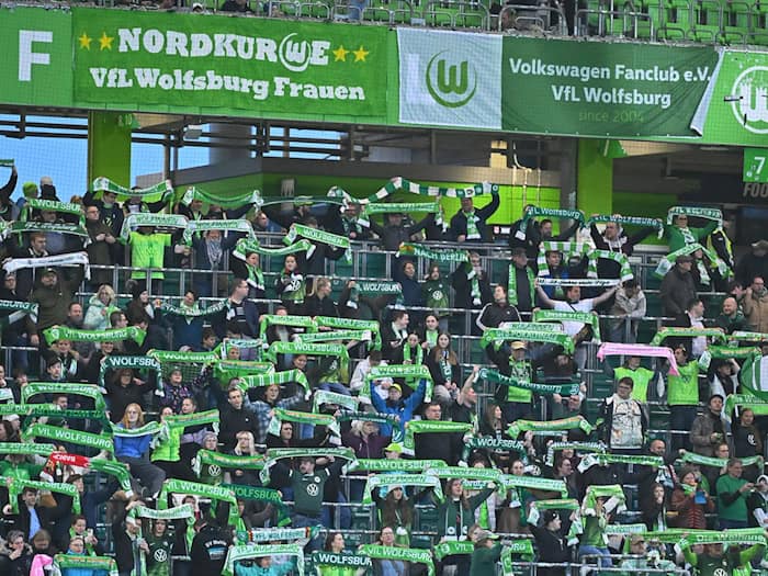 Fans der Wolfsburger Fußballerinnen. / Foto: Swen Pförtner/dpa