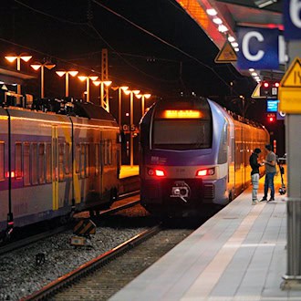 Leere Züge am Bahnhof Rosenheim in Bayern. / Foto: Uwe Lein/dpa