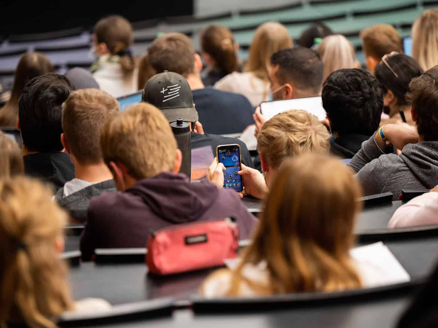 Ein Student spielt am Smartphone während einer Mathematik-Vorlesung für die Erstsemester des Bachelorstudiengangs Wirtschaftswissenschaften im Audimax in der Leibniz-Universität Hannover. (Symbolbild) / Foto: Julian Stratenschulte/dpa