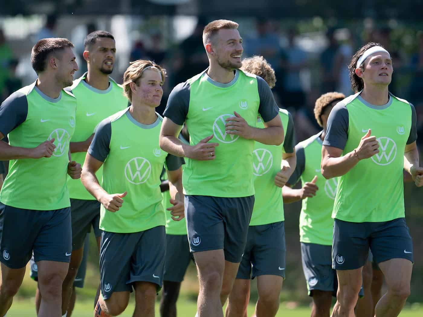 Mittendrin in Wolfsburg: VfL-Zugang Hauke Wahl.  / Foto: Swen Pförtner/dpa