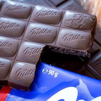 Der Hersteller der Milka-Tafel will ein Urteil nicht akzeptieren. (Symbolbild) / Foto: Sina Schuldt/dpa