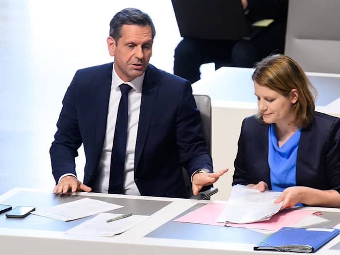 Olaf Lies und Julia Willie Hamburg vertreten das Land im VW-Aufsichtsrat. (Archivbild) / Foto: Julian Stratenschulte/dpa
