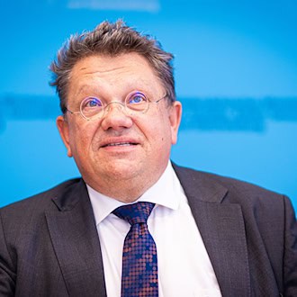 Niedersachsens Gesundheitsminister Philippi fordert grundlegende Änderungen an den Reformplänen zur Pflege. (Archivbild) / Foto: Moritz Frankenberg/dpa