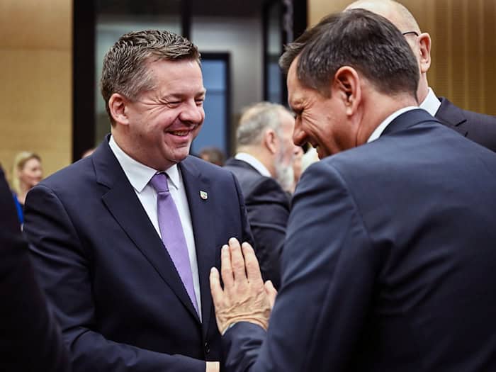 Unterschiedliche Parteien, aber die Stimmung passte im Januar im Bundesrat: Sachsen-Anhalts Ministerpräsident Sven Schulze (CDU) und sein niedersächsischer Amtskollege Olaf Lies (SPD). (Archivbild) / Foto: Britta Pedersen/dpa