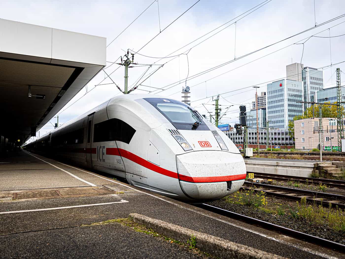 ICE von Hannover in Richtung Osten haben Verspätungen. (Symbolbild)  / Foto: Moritz Frankenberg/dpa