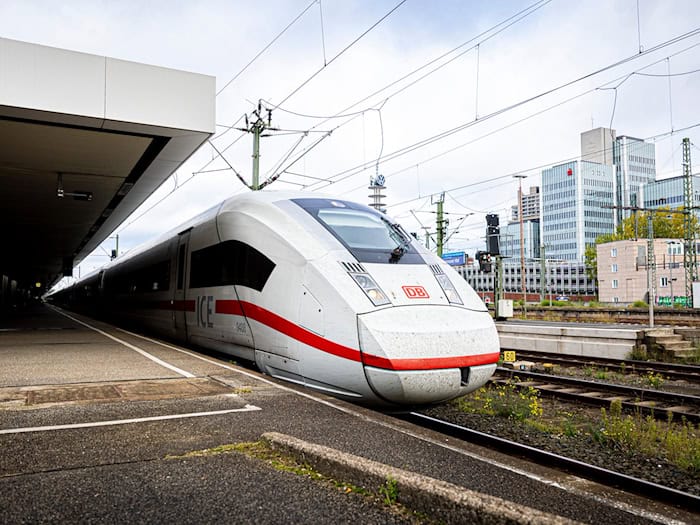 ICE von Hannover in Richtung Osten haben Verspätungen. (Symbolbild)  / Foto: Moritz Frankenberg/dpa