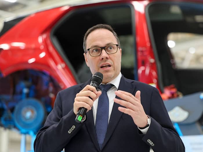 Wirtschaftsminister Dirk Panter (SPD) betonte, das Werk in Zwickau sei das produktivste und innovativste im Fahrzeugbau von VW. (Archivbild) / Foto: Jan Woitas/dpa