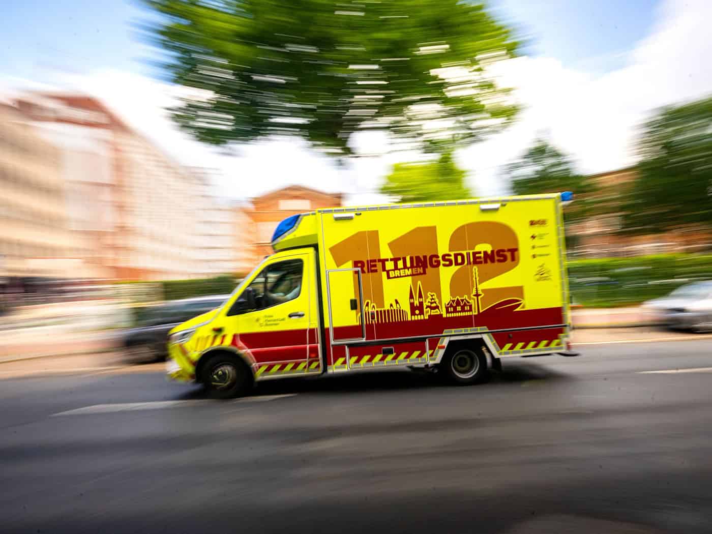 Eine Frau wurde nach dem Pfefferspray-Einsatz vorsorglich in ein Krankenhaus gebracht. (Symbolbild) / Foto: Sina Schuldt/dpa